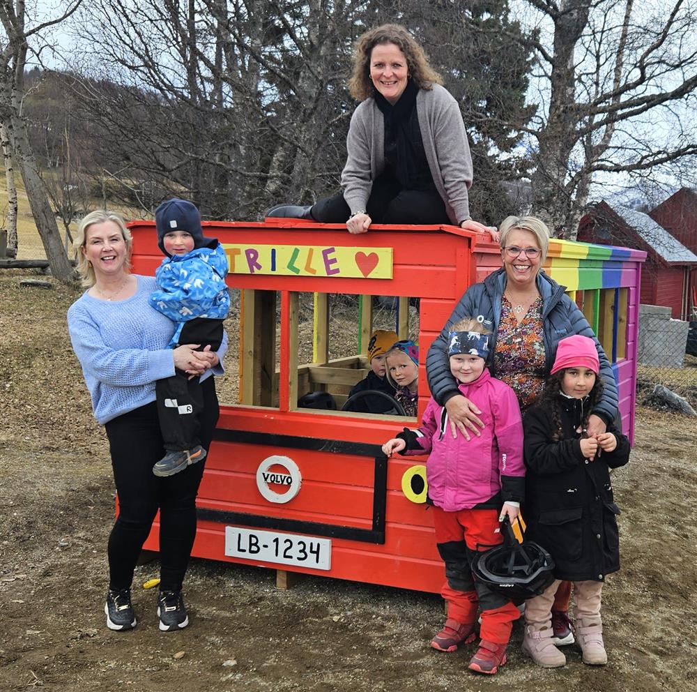 Bilde fra lekeplassen i barnehagen. Fra venstre: HR rådgiver Torill Larsen, pedagogisk konsulent Birgitte Rørvik Bruun og enhetsleder Linda Østnes.  - Klikk for stort bilde