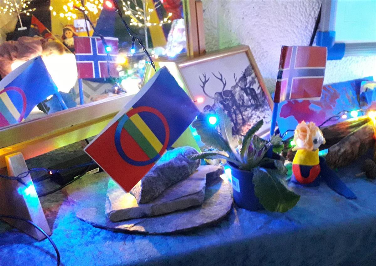 Barnehagene har pyntet med flagg og mer til samisk uke. - Klikk for stort bilde