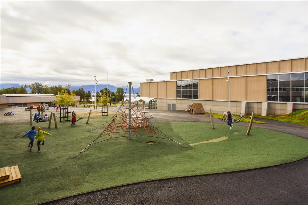 Uteplass på Evenes skole. - Klikk for stort bilde
